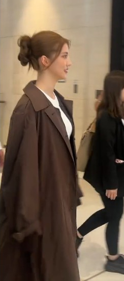 「百億新抱」吳千語現身內地晚宴生圖曝光 身材變圓潤小腹微微隆起飄孕味？ 