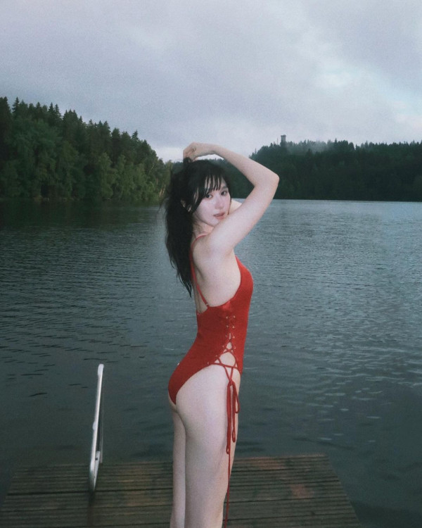 落選港姐遊芬蘭曬紅色火辣泳照 白滑美肌+深長事業線勁吸睛!
