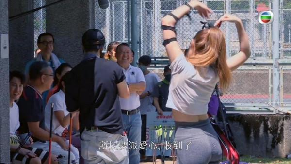 落選港姐遊芬蘭曬紅色火辣泳照 白滑美肌+深長事業線勁吸睛!