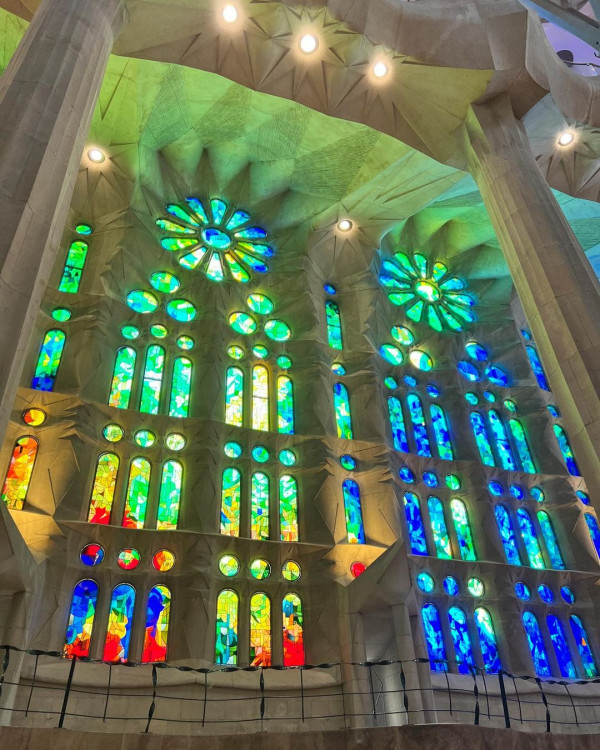 孖機師男友暢遊西班牙歷史建築 簡淑兒曬旅行打卡相：愛上巴塞隆拿 