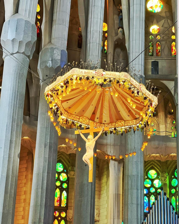 孖機師男友暢遊西班牙歷史建築 簡淑兒曬旅行打卡相：愛上巴塞隆拿 