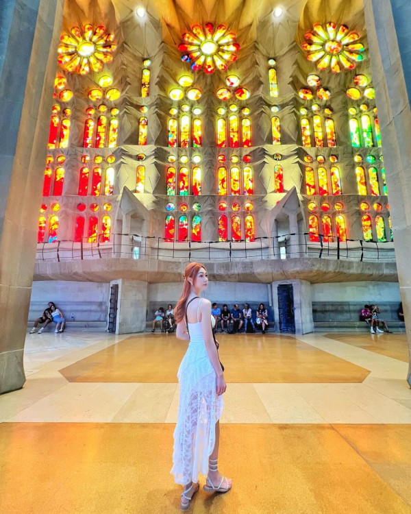 孖機師男友暢遊西班牙歷史建築 簡淑兒曬旅行打卡相：愛上巴塞隆拿 