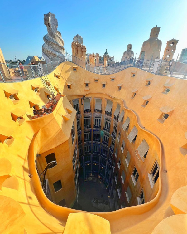 孖機師男友暢遊西班牙歷史建築 簡淑兒曬旅行打卡相：愛上巴塞隆拿 