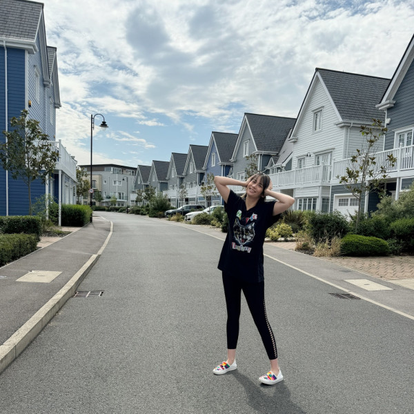 吳日言透露移民英國新動向 對大女行為束手無策 坦言：有我遺傳 