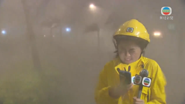 TVB女記者陳尚萱九龍城潑水節被圍攻潑水 被膠桶笠頭當場求饒：唔好淋我住！