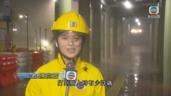 TVB女記者陳尚萱九龍城潑水節被圍攻潑水 被膠桶笠頭當場求饒：唔好淋我住！