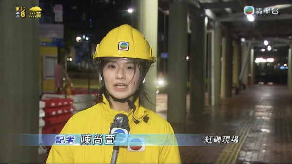 TVB女記者陳尚萱九龍城潑水節被圍攻潑水 被膠桶笠頭當場求饒：唔好淋我住！