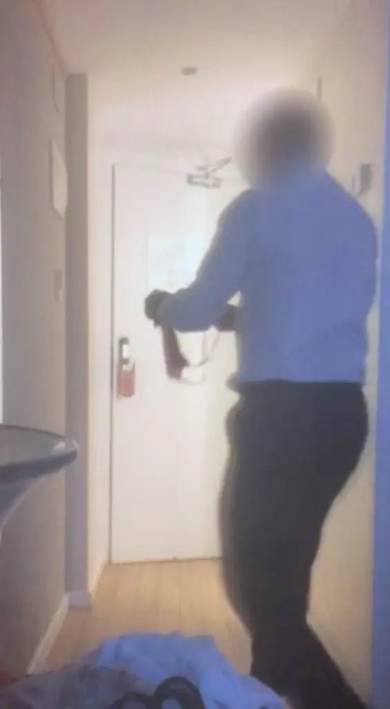 內地準五星級酒店大堂擺放擦邊美女畫布 網民：以為訂了甚麼奇怪酒店 