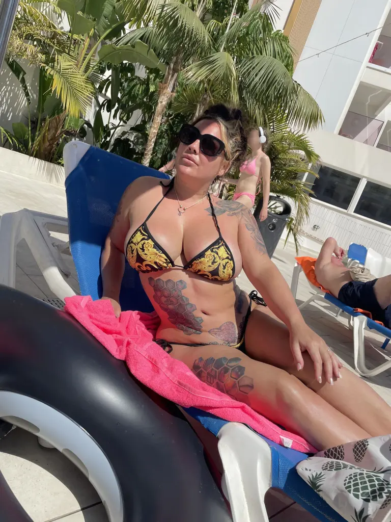 內地準五星級酒店大堂擺放擦邊美女畫布 網民：以為訂了甚麼奇怪酒店 