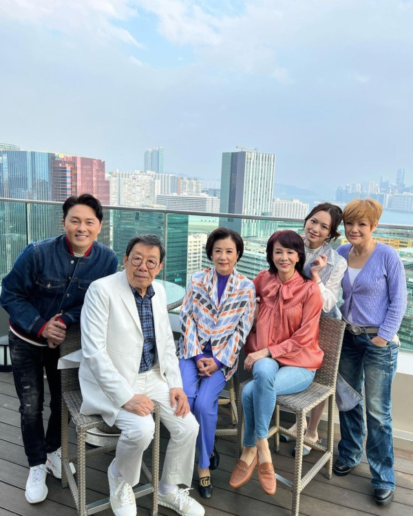 汪明荃認真是GUCCI忠實粉絲,無論是衫褲鞋襪都有,包括冷衫T恤、絲巾、腰帶等。來源:IG@wang_liza