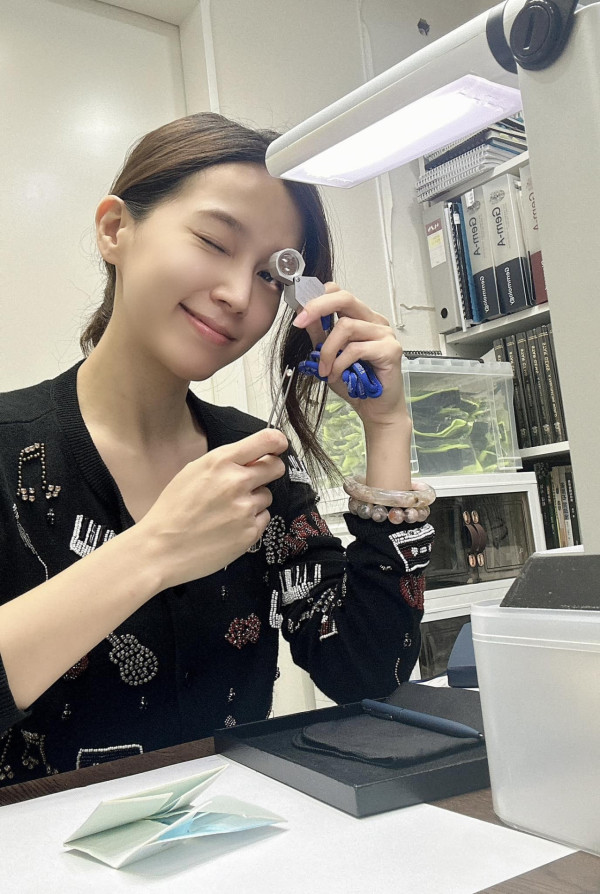 傅嘉莉廈門旅行 品嚐蟲蟲美食「土筍凍」面不改容 網民大讚：女漢子！ 