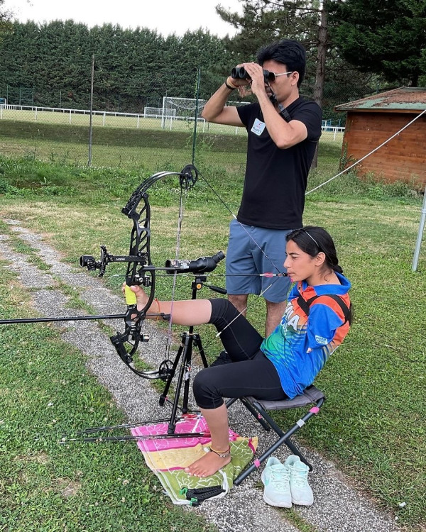 17歲無臂少女Sheetal Devi殘奧摘銅  以雙腳射箭仍百發百中紅心引熱討 