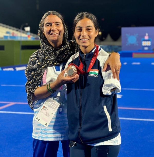 17歲無臂少女Sheetal Devi殘奧摘銅  以雙腳射箭仍百發百中紅心引熱討 