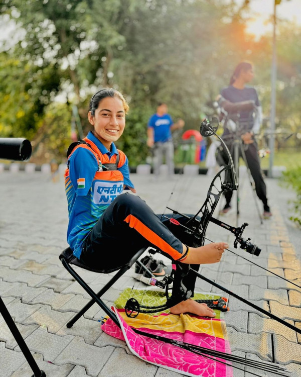 17歲無臂少女Sheetal Devi殘奧摘銅  以雙腳射箭仍百發百中紅心引熱討 