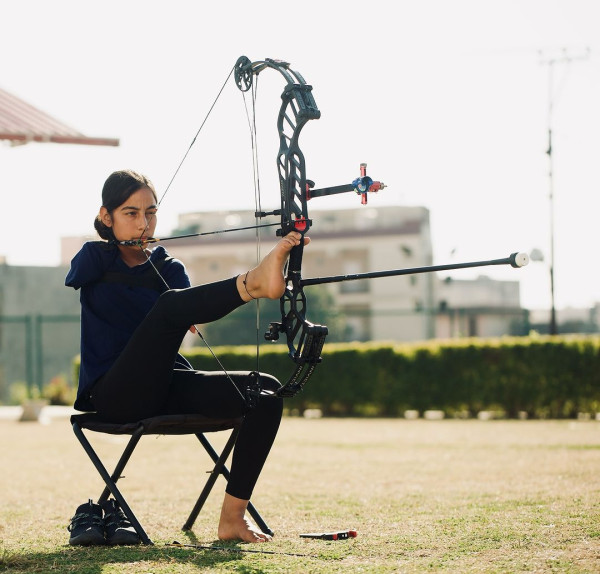 17歲無臂少女Sheetal Devi殘奧摘銅  以雙腳射箭仍百發百中紅心引熱討 