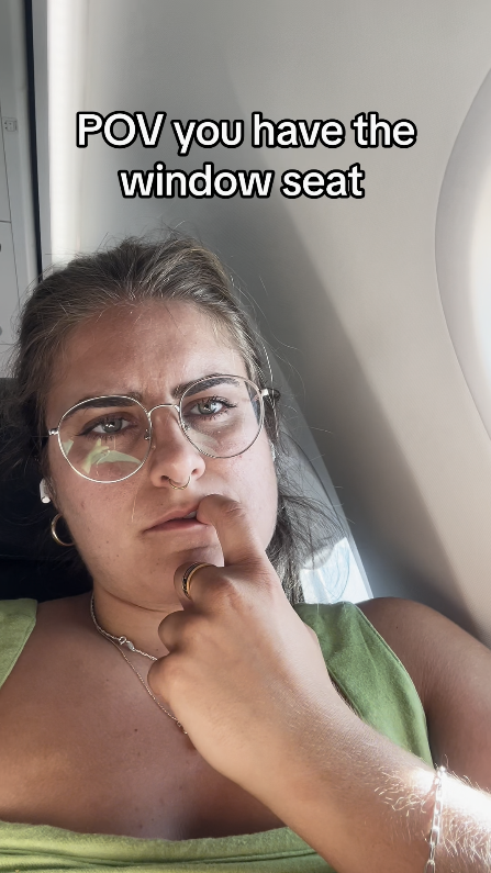 搭飛機坐靠窗座位 隔離位瘋狂懟面拍風景 網民力勸：直接關上窗 