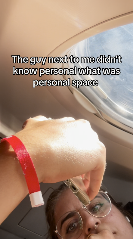 搭飛機坐靠窗座位 隔離位瘋狂懟面拍風景 網民力勸：直接關上窗 