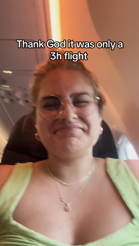 搭飛機坐靠窗座位 隔離位瘋狂懟面拍風景 網民力勸：直接關上窗 