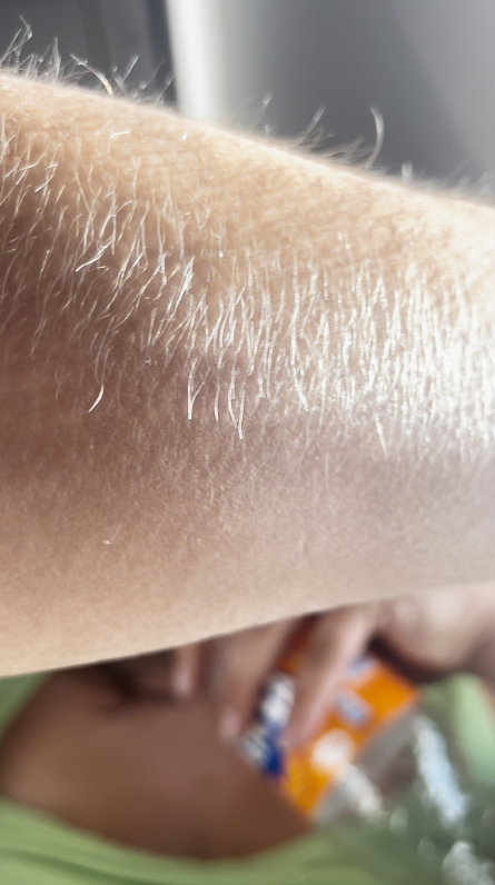 搭飛機坐靠窗座位 隔離位瘋狂懟面拍風景 網民力勸：直接關上窗 