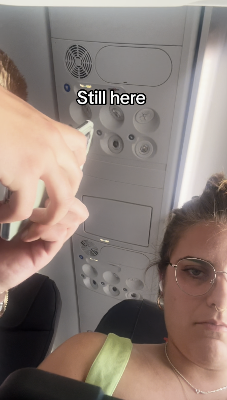 搭飛機坐靠窗座位 隔離位瘋狂懟面拍風景 網民力勸：直接關上窗 