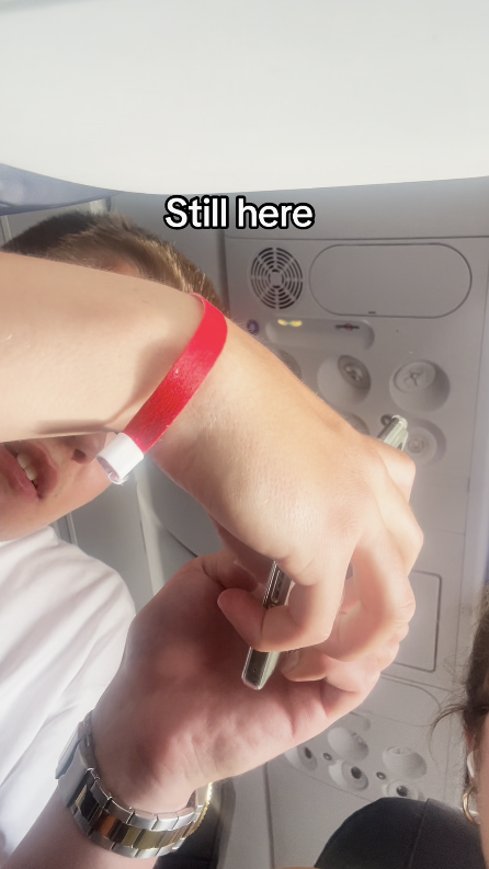 搭飛機坐靠窗座位 隔離位瘋狂懟面拍風景 網民力勸：直接關上窗 