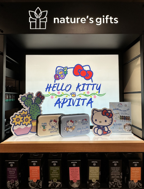 Apivita全新聯乘Hello Kitty限定套裝！希臘花園主題分店打卡 送卡通氣墊梳/野餐沙灘墊