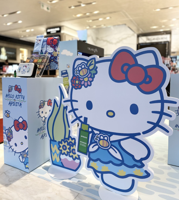 Apivita全新聯乘Hello Kitty限定套裝！希臘花園主題分店打卡 送卡通氣墊梳/野餐沙灘墊