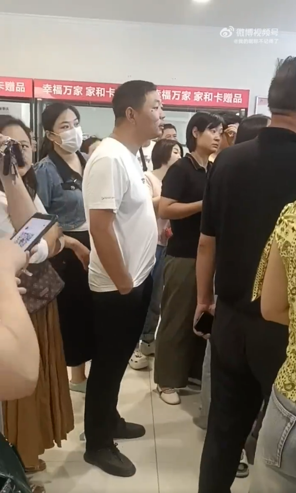 幸福萬家超市被搶購一空,現場環境極之混亂 Source: Weibo@我的暱稱不記得了