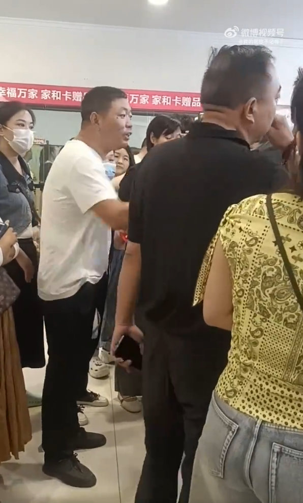 幸福萬家超市被搶購一空,現場環境極之混亂 Source: Weibo@我的暱稱不記得了