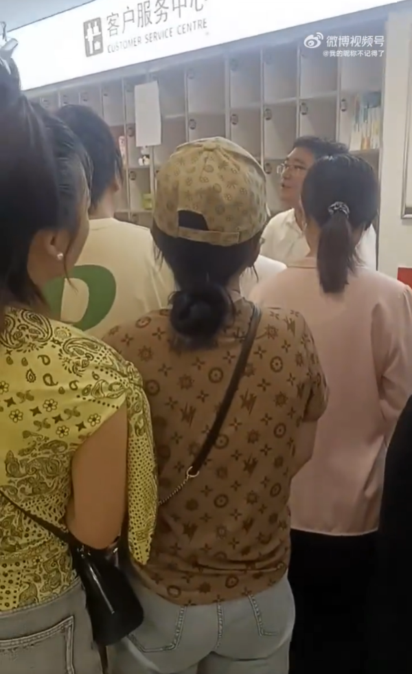 幸福萬家超市被搶購一空,現場環境極之混亂 Source: Weibo@我的暱稱不記得了