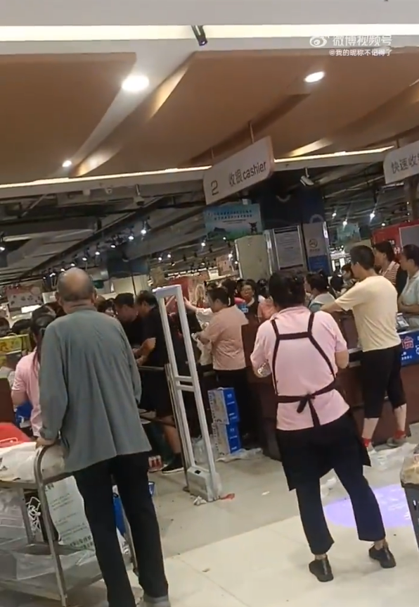 幸福萬家超市被搶購一空,現場環境極之混亂 Source: Weibo@我的暱稱不記得了