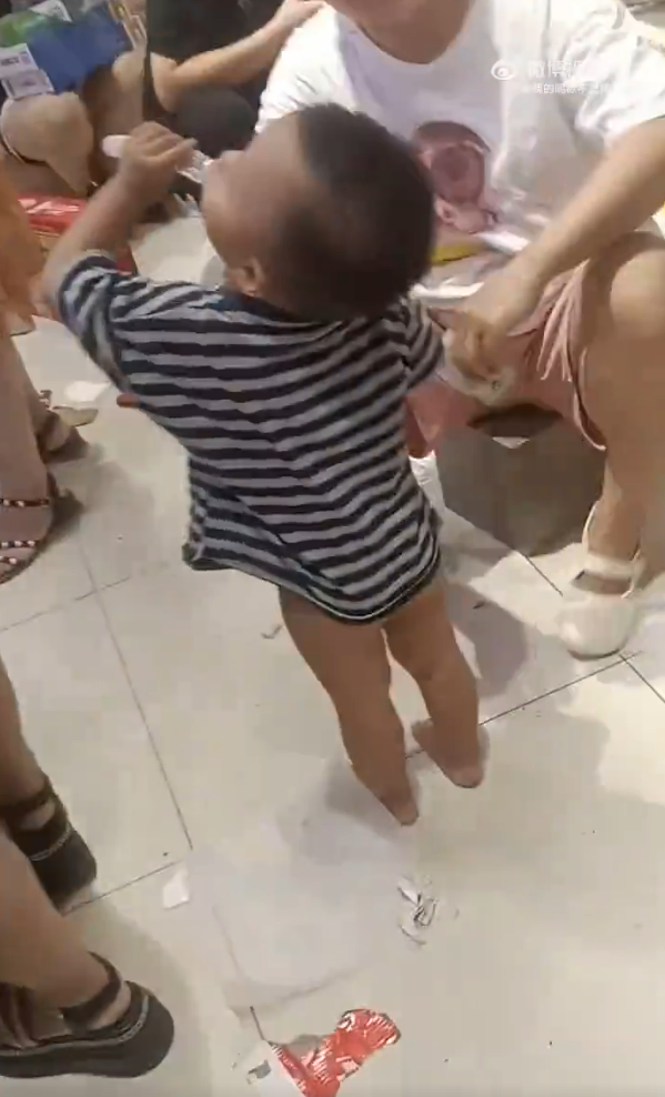 幸福萬家超市被搶購一空,現場環境極之混亂 Source: Weibo@我的暱稱不記得了