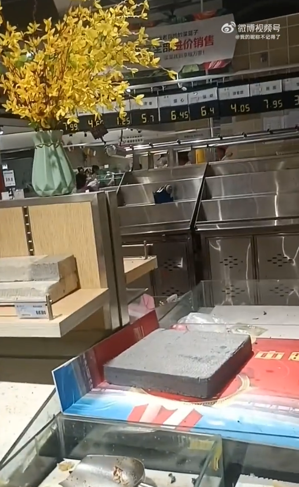 幸福萬家超市被搶購一空,現場環境極之混亂 Source: Weibo@我的暱稱不記得了