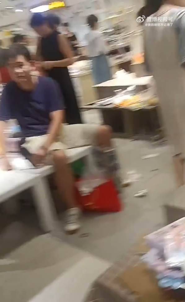 幸福萬家超市被搶購一空,現場環境極之混亂 Source: Weibo@我的暱稱不記得了