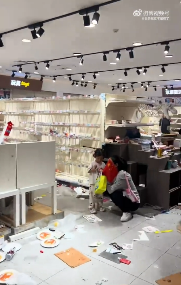 幸福萬家超市被搶購一空,現場環境極之混亂 Source: Weibo@我的暱稱不記得了