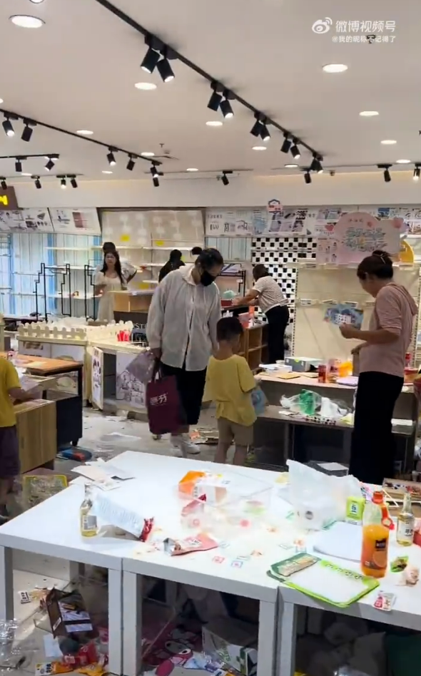 幸福萬家超市被搶購一空,現場環境極之混亂 Source: Weibo@我的暱稱不記得了