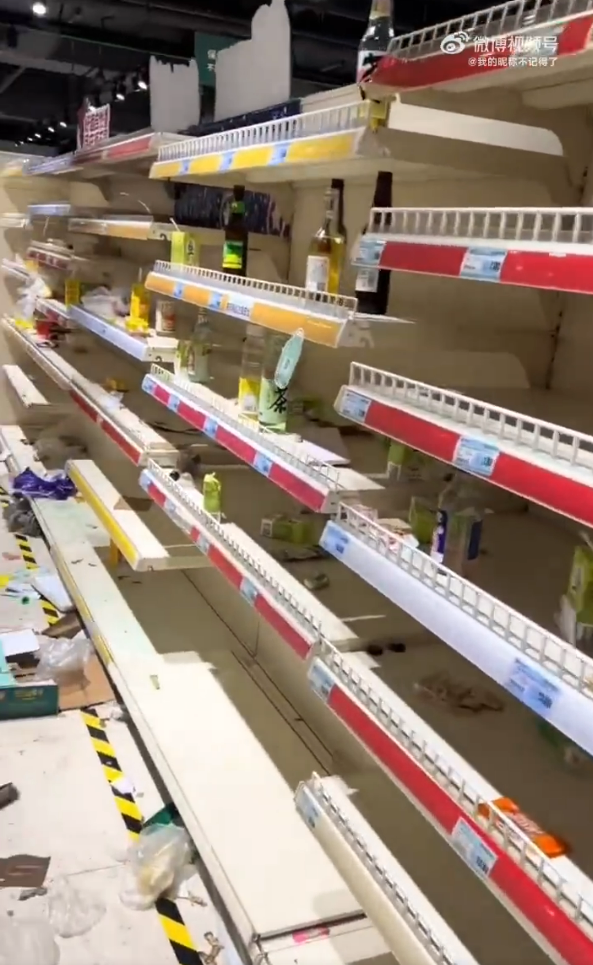 幸福萬家超市被搶購一空,現場環境極之混亂 Source: Weibo@我的暱稱不記得了