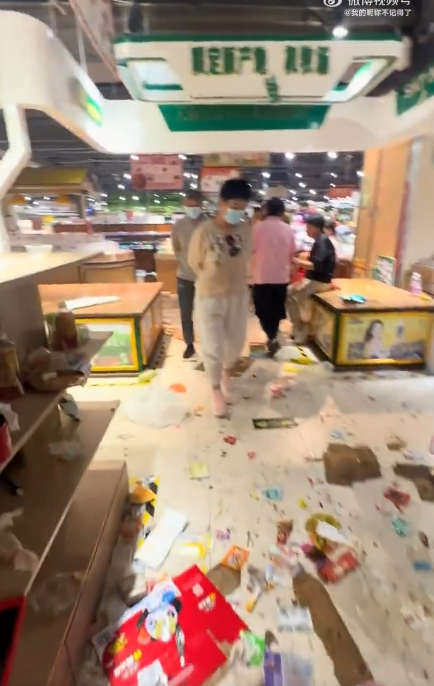 幸福萬家超市被搶購一空,現場環境極之混亂 Source: Weibo@我的暱稱不記得了