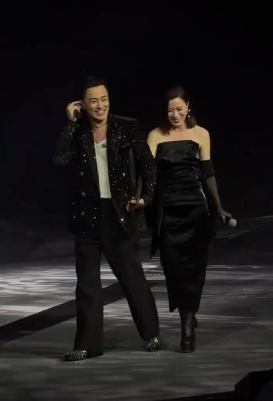 佘詩曼廣州被捕獲真實素顏樣!49歲狀態引網民熱議!