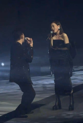 佘詩曼廣州被捕獲真實素顏樣!49歲狀態引網民熱議!