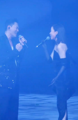 佘詩曼廣州被捕獲真實素顏樣!49歲狀態引網民熱議!