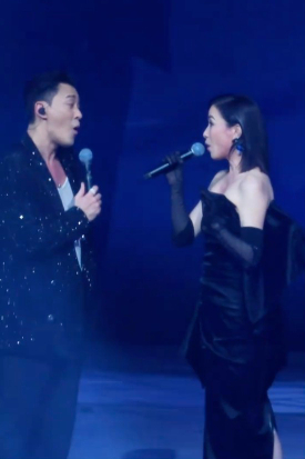 佘詩曼廣州被捕獲真實素顏樣!49歲狀態引網民熱議!