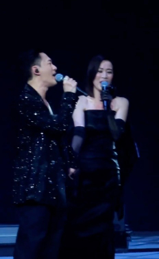 佘詩曼廣州被捕獲真實素顏樣!49歲狀態引網民熱議!