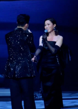 佘詩曼廣州被捕獲真實素顏樣!49歲狀態引網民熱議!