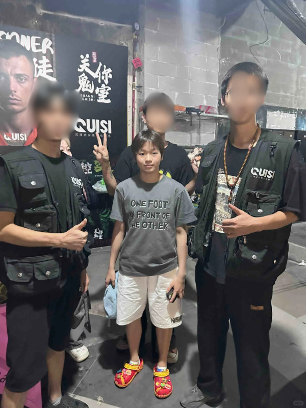 Tom Daley快閃香港24小時 桑拿室派福利照！僅包一條毛巾大騷腹肌 