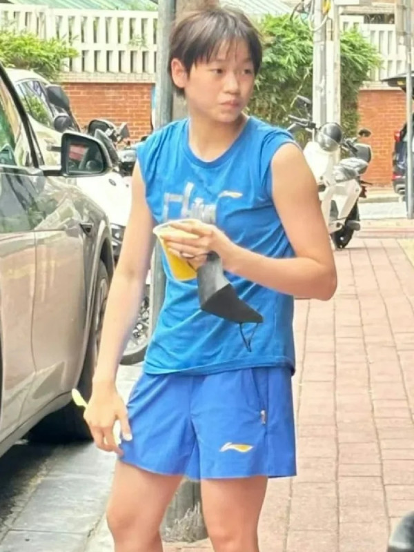 Tom Daley快閃香港24小時 桑拿室派福利照！僅包一條毛巾大騷腹肌 