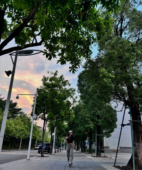 聲夢小花素顔內地被巧遇 親民會粉絲狂舉心 1部位被讚天仙下凡