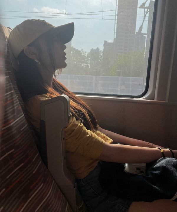 聲夢小花素顔內地被巧遇 親民會粉絲狂舉心 1部位被讚天仙下凡