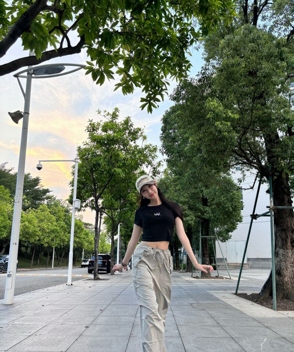 聲夢小花素顔內地被巧遇 親民會粉絲狂舉心 1部位被讚天仙下凡