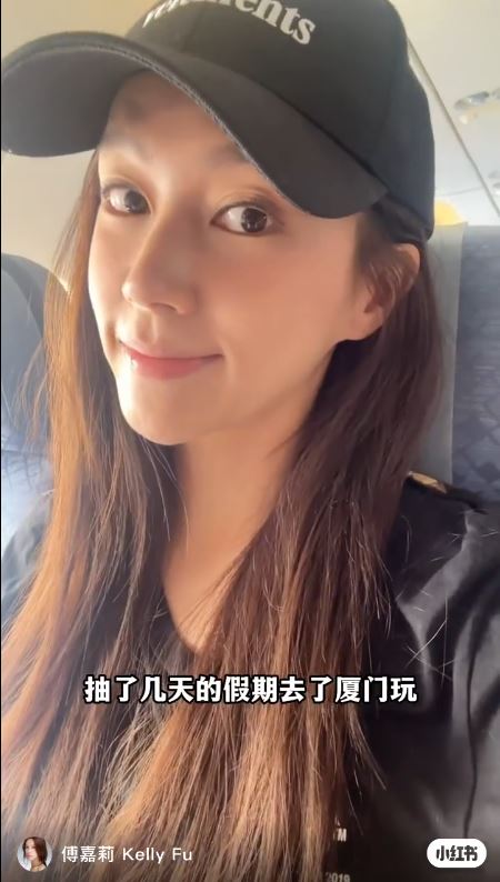 傅嘉莉廈門旅行 品嚐蟲蟲美食「土筍凍」面不改容 網民大讚：女漢子！ 